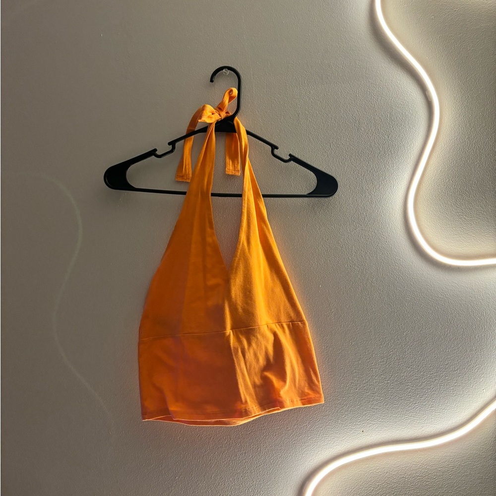 CROPPED BACKLESS TIE HALTER NECK